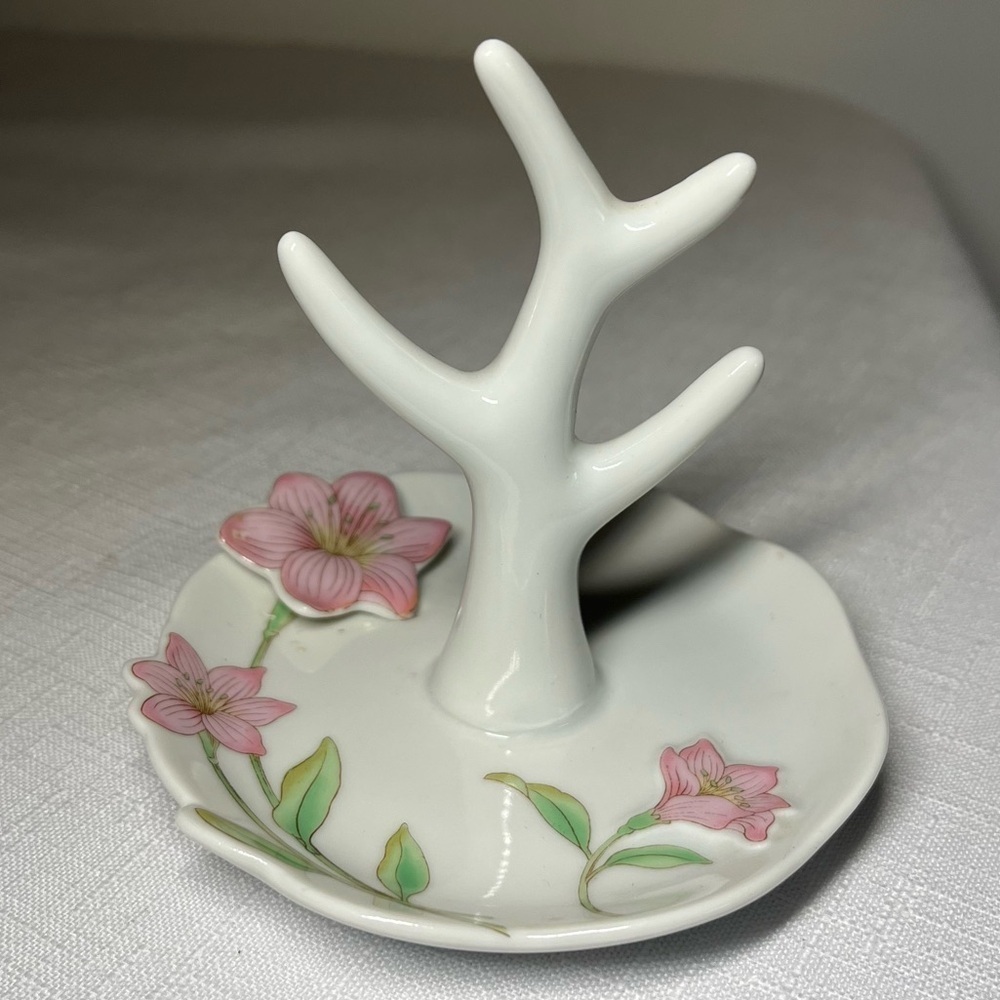 Vintage 3D floral ring holder
Porcelain
Made in Japan